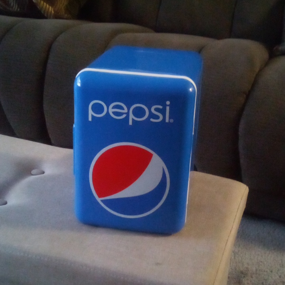 CURTIS Pepsi 6 can mini fridge